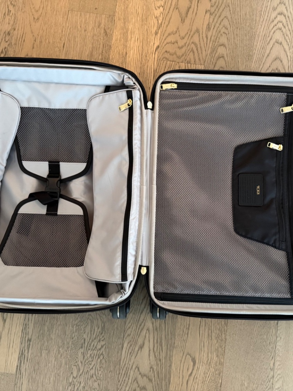 Tumi Black and Gold Cabin (expandable) 4 roller luggage - Picture 7 of 10